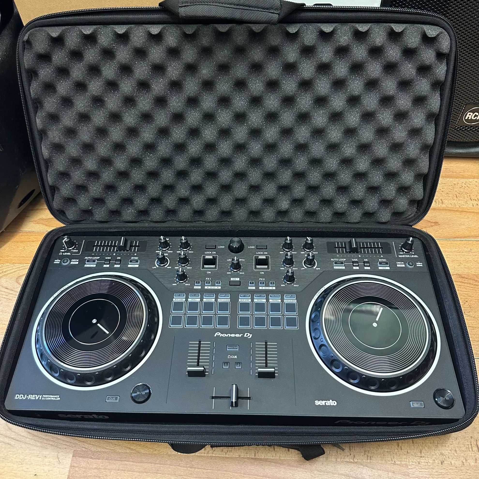 Pioneer DJ & AlphaTheta DDJREV1 + BAG PIONEER DJ (USATO). Music Life