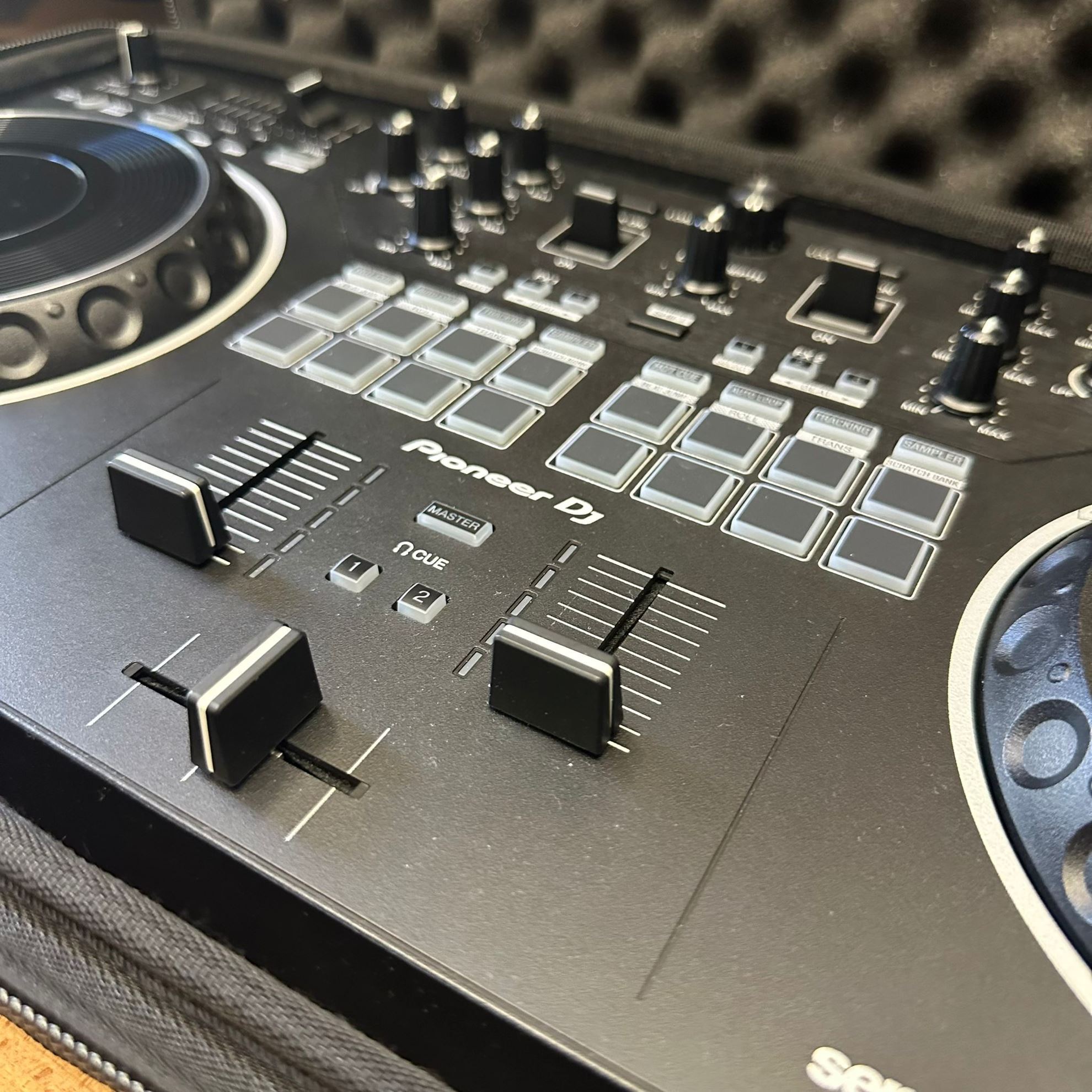 Pioneer DJ & AlphaTheta DDJREV1 + BAG PIONEER DJ (USATO). Music Life