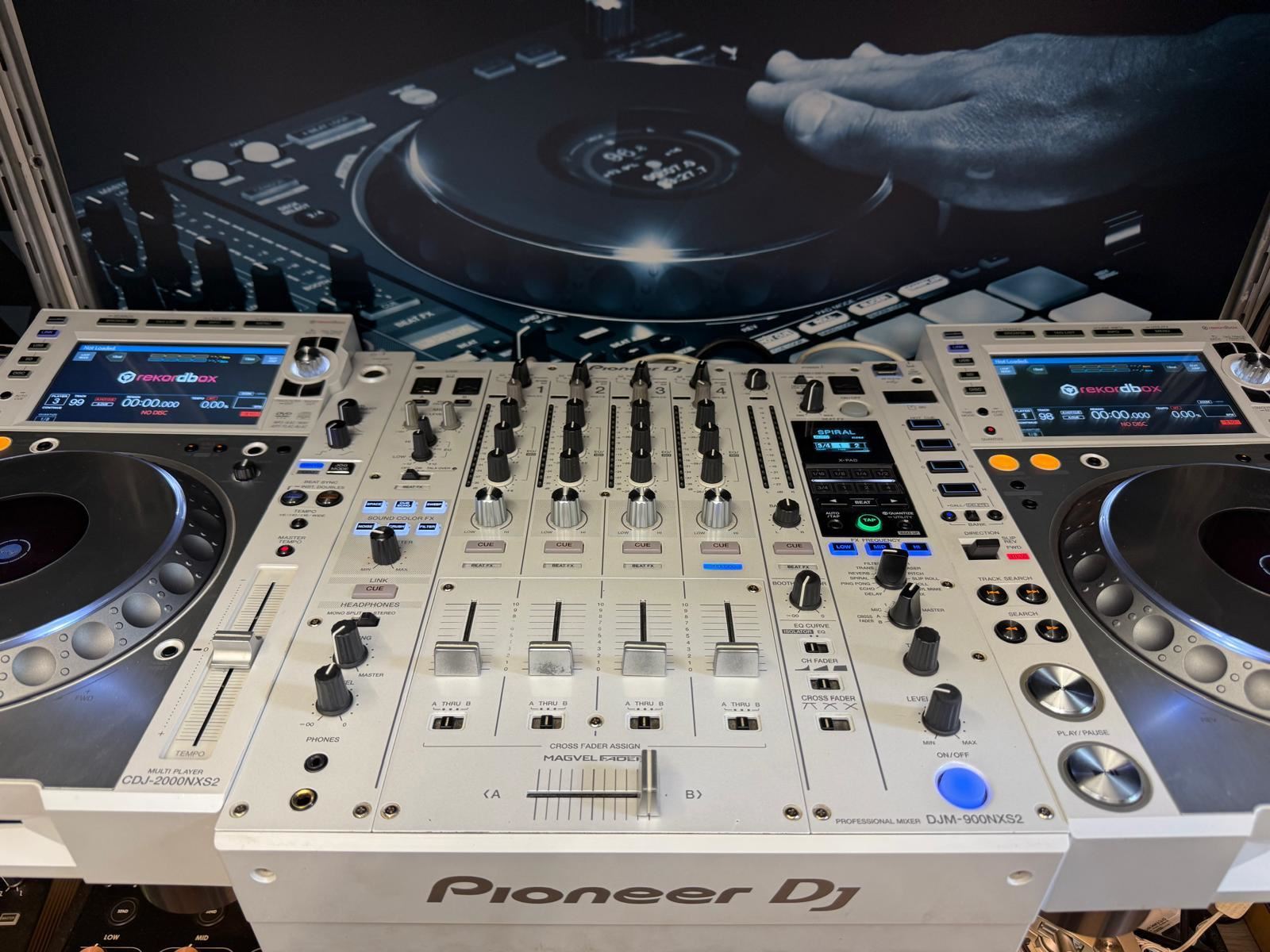 CDJ 2000 NXS2 + DJM 900 NXS2 LIMITED EDITION WHITE (usata). Music Life ...