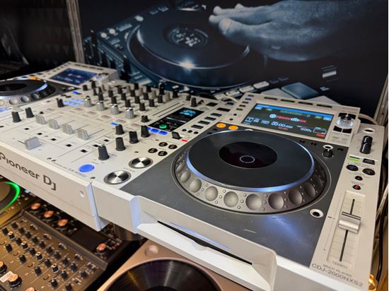 CDJ 2000 NXS2 + DJM 900 NXS2 LIMITED EDITION WHITE (usata). Music Life ...